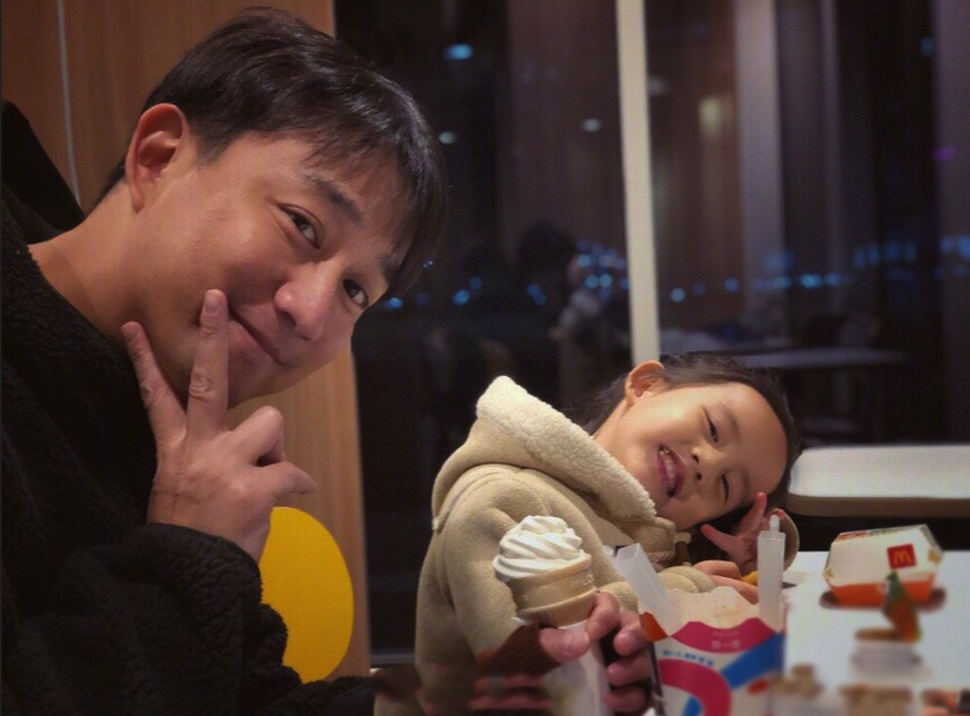 黃磊曬出兒時黑白女裝照，紮起兩個小辮穿碎花衣，簡直是多妹翻版