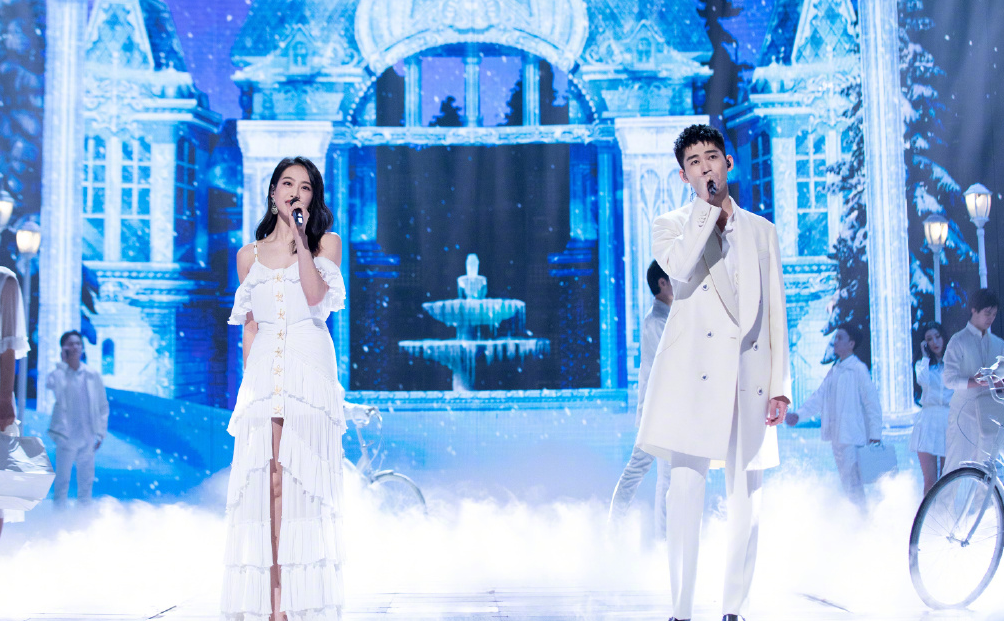 湖南春晚主持百态：吴昕浮夸，沈梦辰造型抢镜