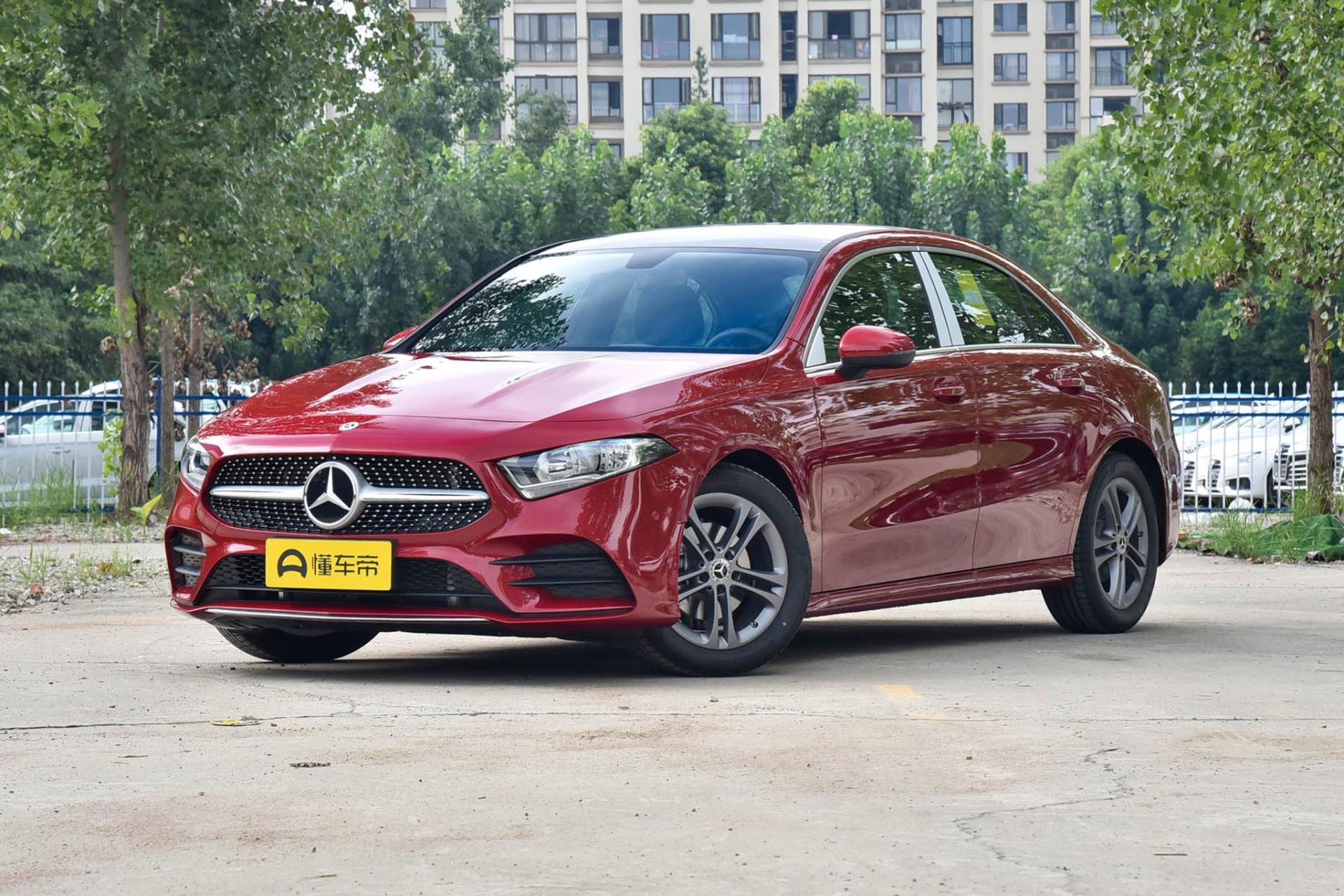 最便宜的奔驰,奔驰a级降至13.76万,一年销量68063台