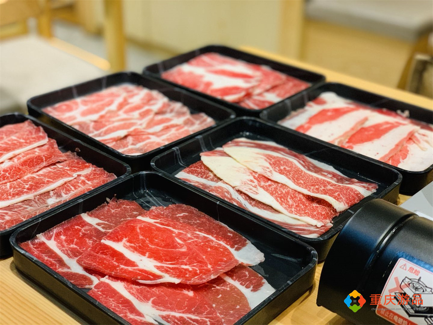 来自台湾的日本料理，拌着生鸡蛋吃的火锅，在重庆能吃得开吗？