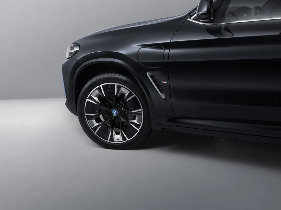 新BMW iX3 | 焕然一新,「i」不释手