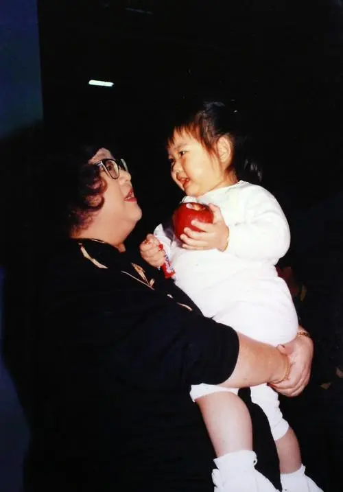 沈殿霞去世13年，在葬礼上替负心汉郑少秋说话的郑欣宜，如今咋样