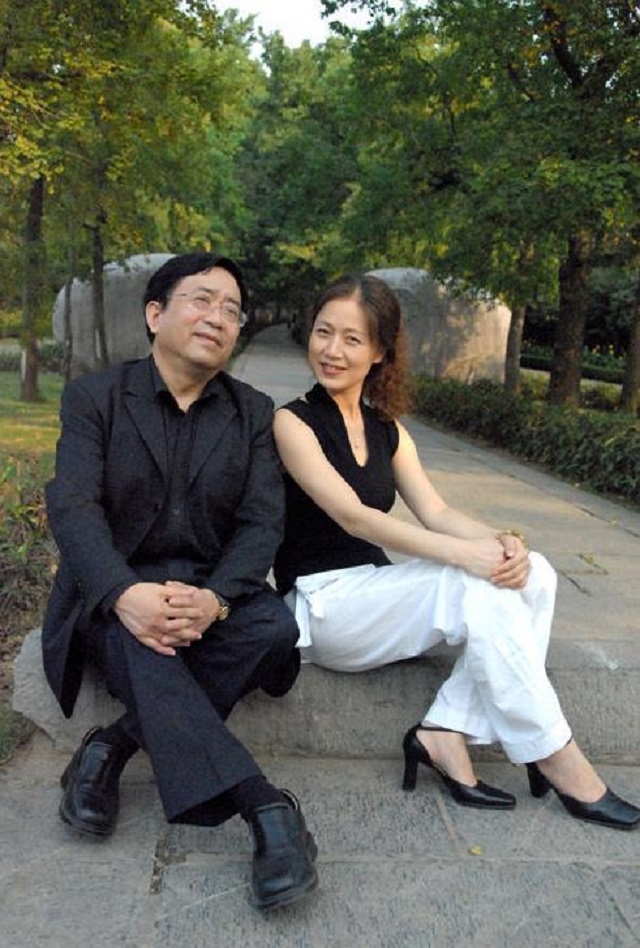 余秋雨的另一面:抛弃发妻李红,另娶小16岁马兰,前妻怒斥伪君子