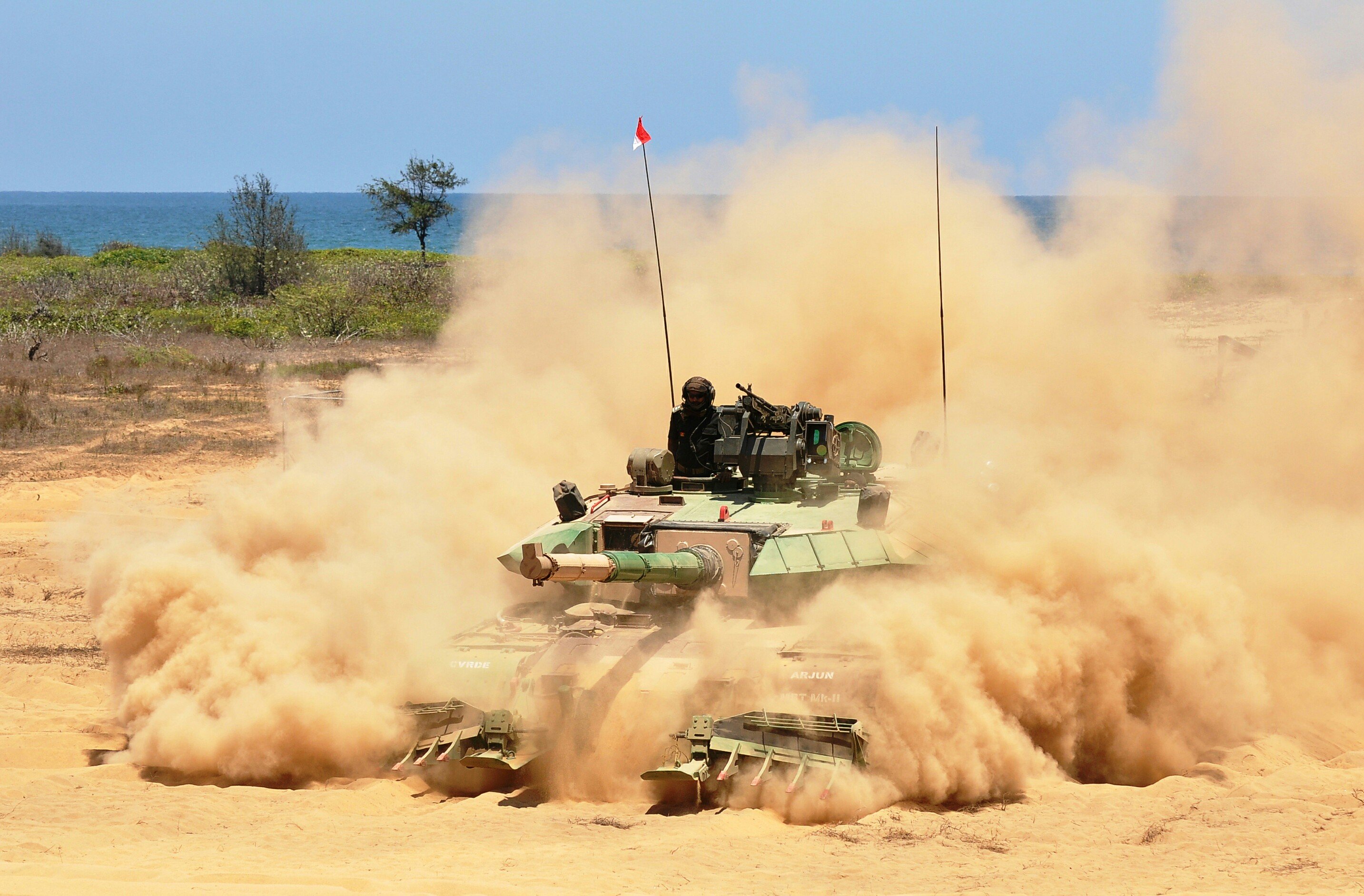 印度阿琼主战坦克经过93项改进准备投产，重达