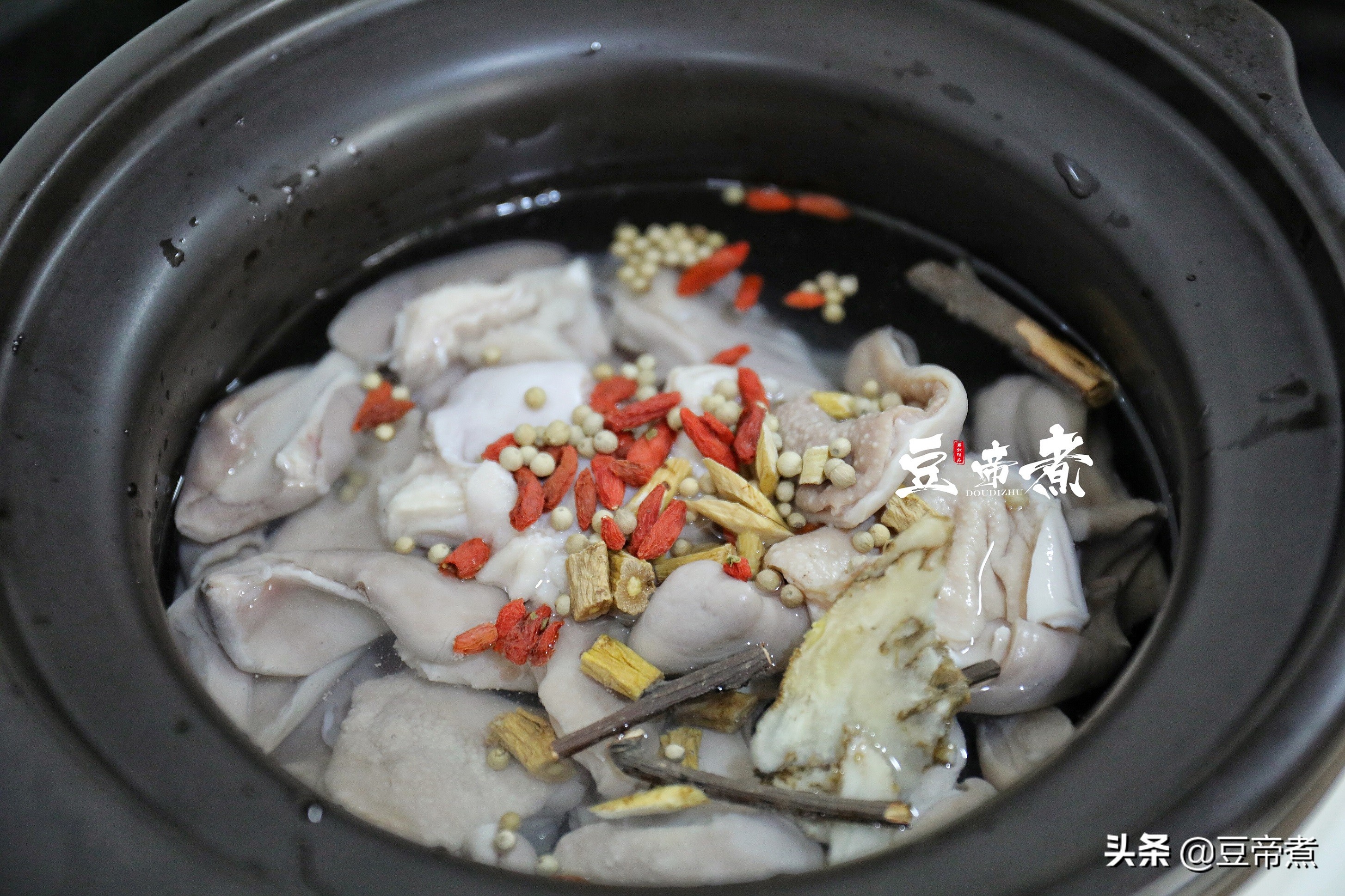 秋天食补多喝这道汤，我家隔三岔五就做一次，每次连肉都不剩
