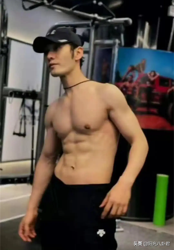吳尊與同學合影像差一輩，黃曉明運動瘦身去油，中年男明星回春了
