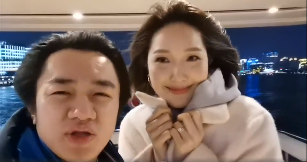王祖藍夫妻豪華遊艇過節，吃燭光晚餐嘟嘴吻，李亞男卻凍得臉發白