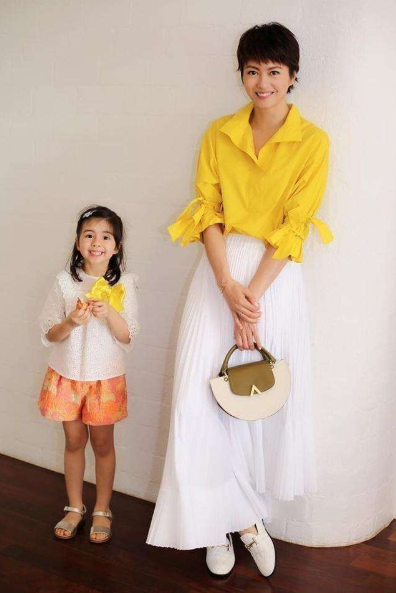 梁咏琪带女儿摘草莓，混血女儿继承妈妈美貌，