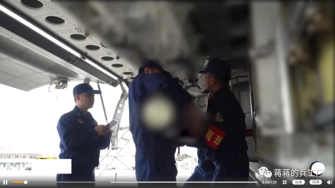 空潜200巡逻机空投航空自导深弹和声呐浮标抓潜艇，数量众多
