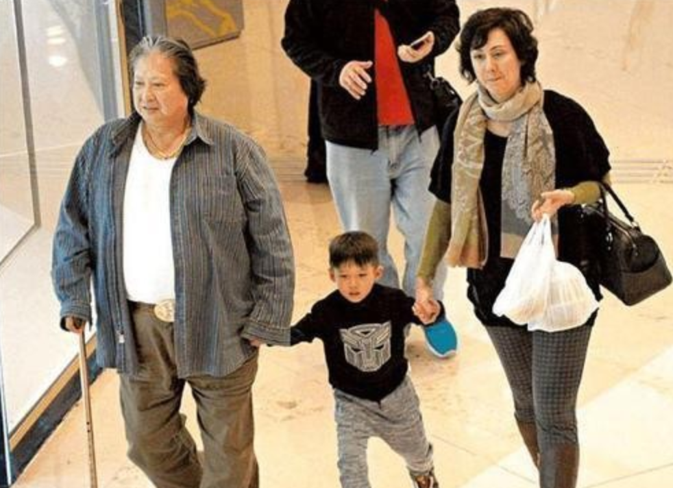 洪金寶長子與妻兒團聚痛哭，3層豪華別墅曝光，裝修簡單擺設雜亂