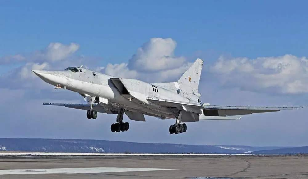 俄军逆火轰炸机飞越黑海，万吨巡洋舰随后就到