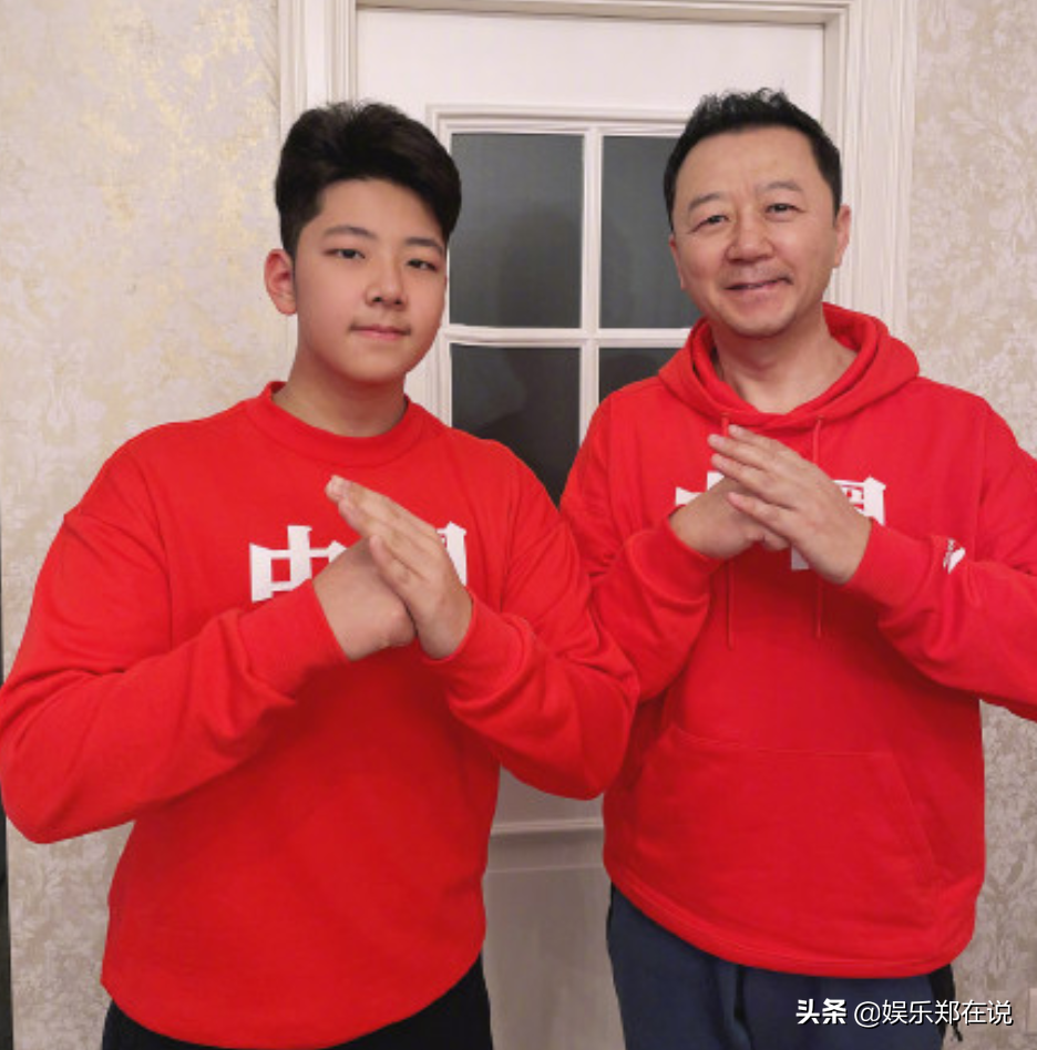 賈靜雯女兒坐“轎子”，咘咘戴眼鏡文質彬彬，Bo妞換牙憨態可掬