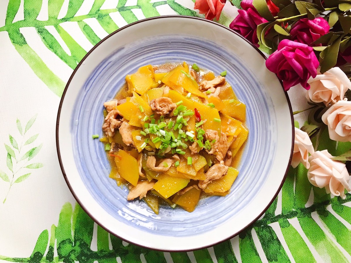 家常蚝油南瓜炒鸡肉片，鲜嫩可口，做法简单，低脂又解馋