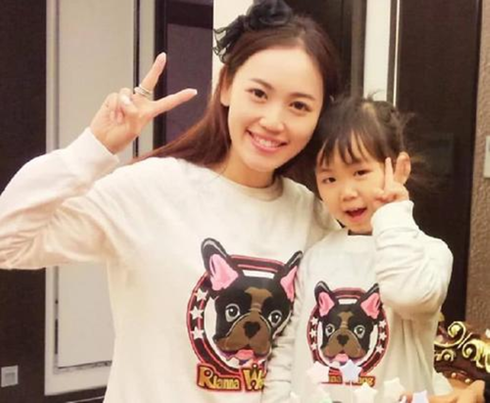 王寶強10歲女兒長大啦！ 和馬蓉同框雙腿又細又長，長相卻更像爸爸