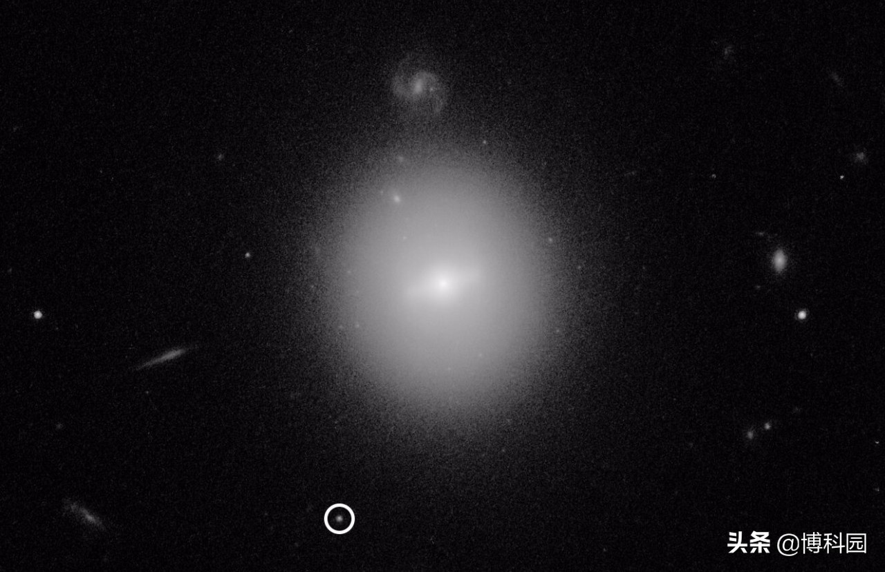 哈勃望远镜发现：一个正在“吃”恒星的黑洞，太阳质量的5万倍！