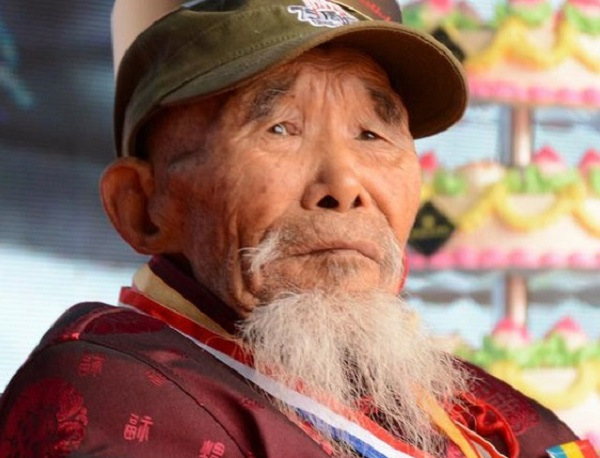 99岁抗战老兵，17岁上战场坦克碾压下幸存，胜利