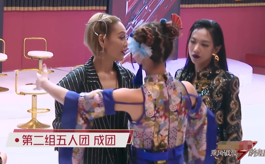 当蓝盈莹选择了宁静，姐姐们的表情说明一切，她的人缘再也藏不住