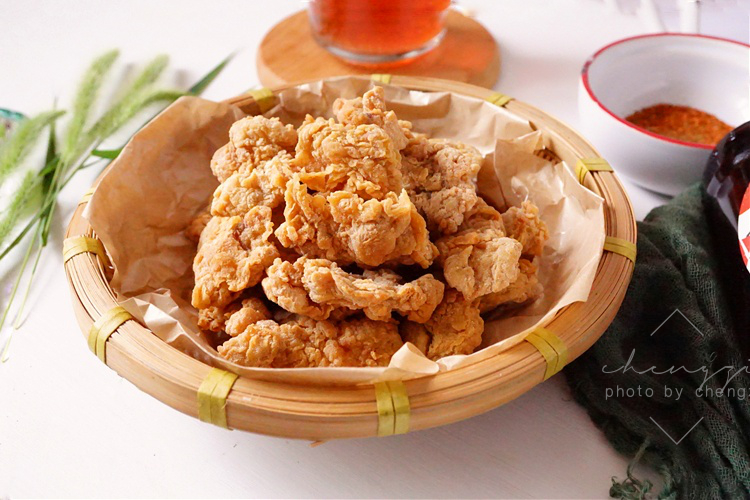 年轻人爱吃的炸鸡，原来这么简单，外壳酥脆不回软，搭配啤酒绝了