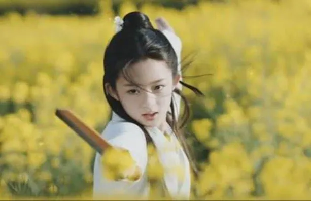 又一位童星被“催熟”？还没小学毕业就签约，