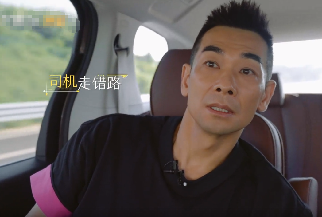 赵文卓与女儿同框飚热泪，机场匆匆见面就分开，49岁硬汉也很柔情