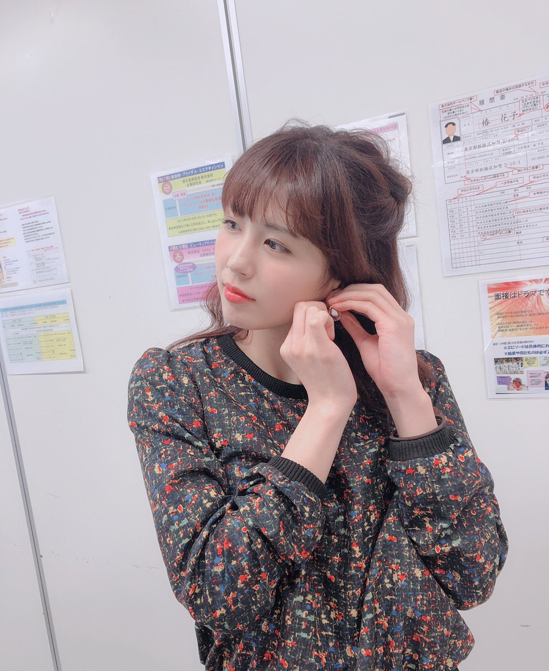 菅原美优并不算特别漂亮,龅牙还有点丑,但她就像我们身边的小女生