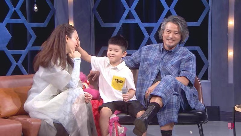 範文芳一家三口同框，6歲兒子五官清秀顏值高，老公一頭長發搶鏡