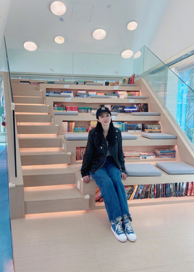 Dong Xuan Pure Brightness takes a daughter to plant tree, 4 years old of small dimple water the individual character that bury earth is independent, 