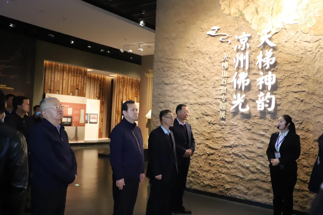 武威天梯山石窟专题展”“武威市第一届‘马文化’美术作品暨‘凉州词’书法作品展”开展