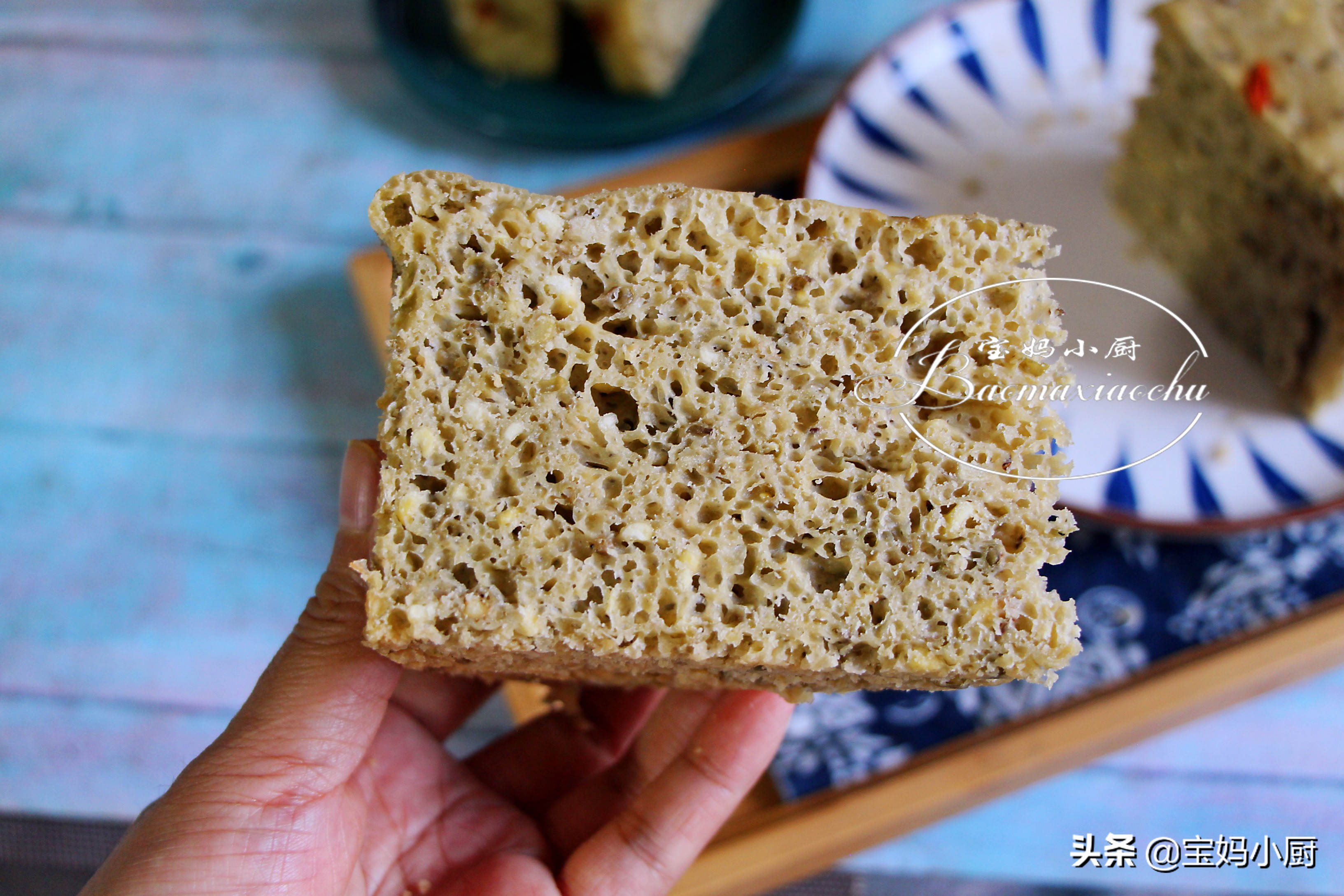 用綠豆湯做發糕火了，天熱常吃好，一攪一蒸就出鍋，有彈性還蓬鬆