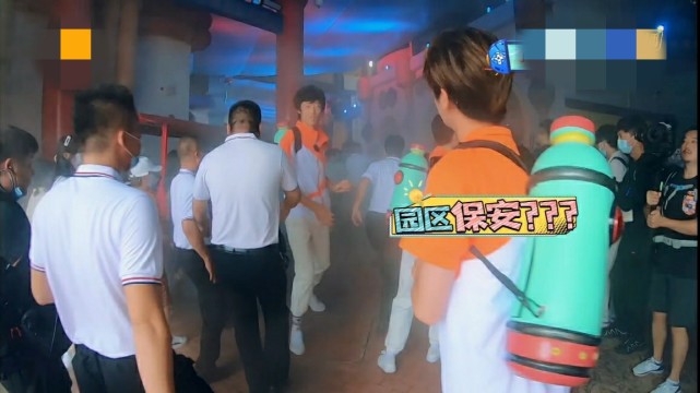 吴奇隆被保安当坏人按倒，保安被夸敬业，节目组却被粉丝指责