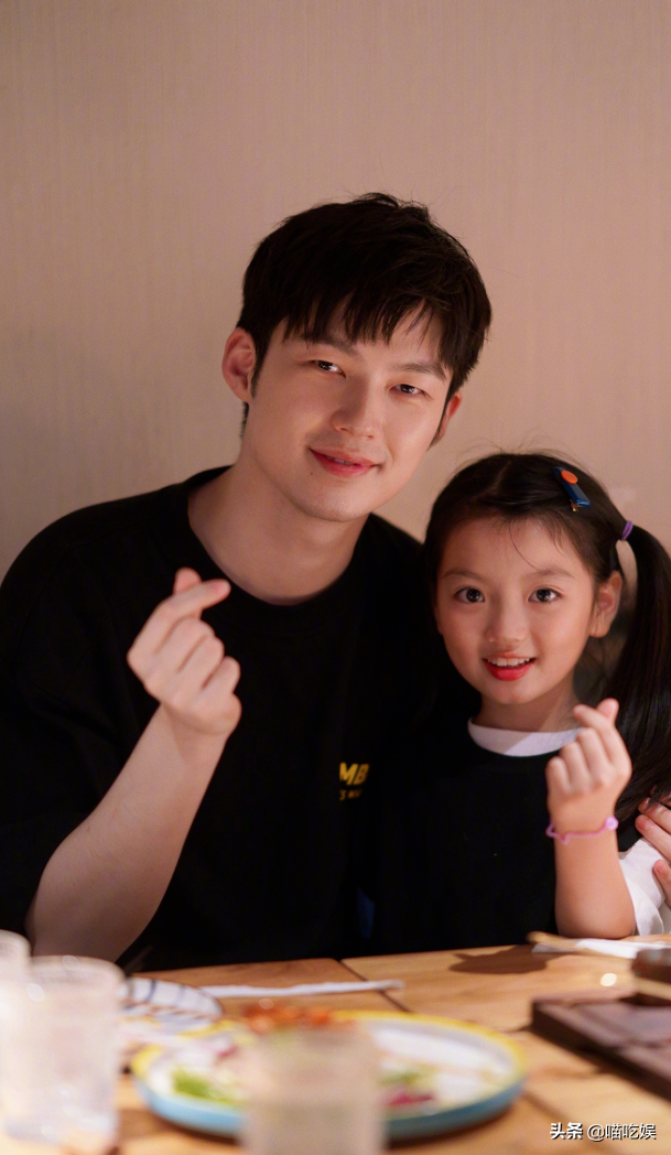 9岁阿拉蕾近照认不出，时隔3年骑董力脖子，你长大了，我也老了