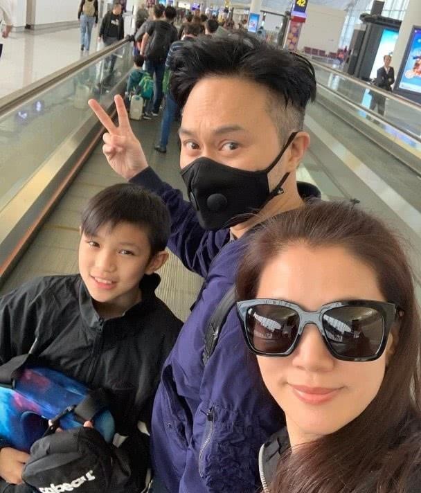 张智霖与儿子过父亲节，父子颜值超高腿长令人羡慕，坐一起像兄弟