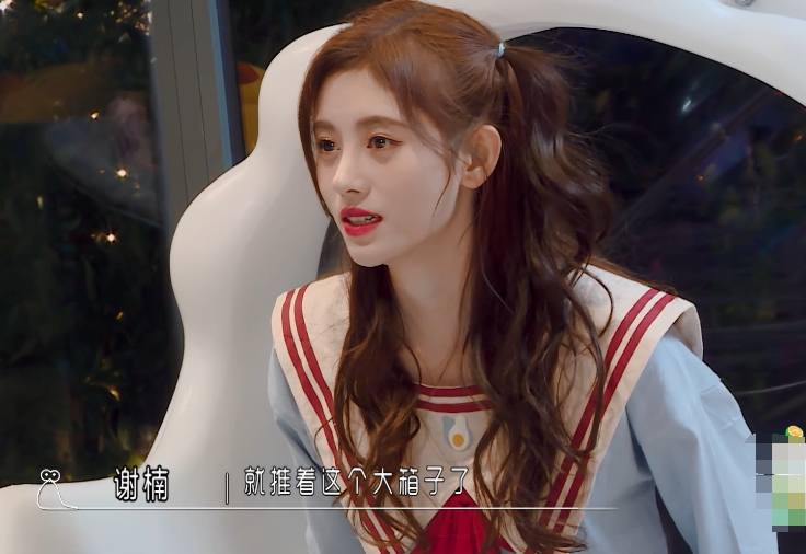 夜晚谈心时姐妹们坐在沙发上，鞠婧祎却坐别处，性格如何很明显