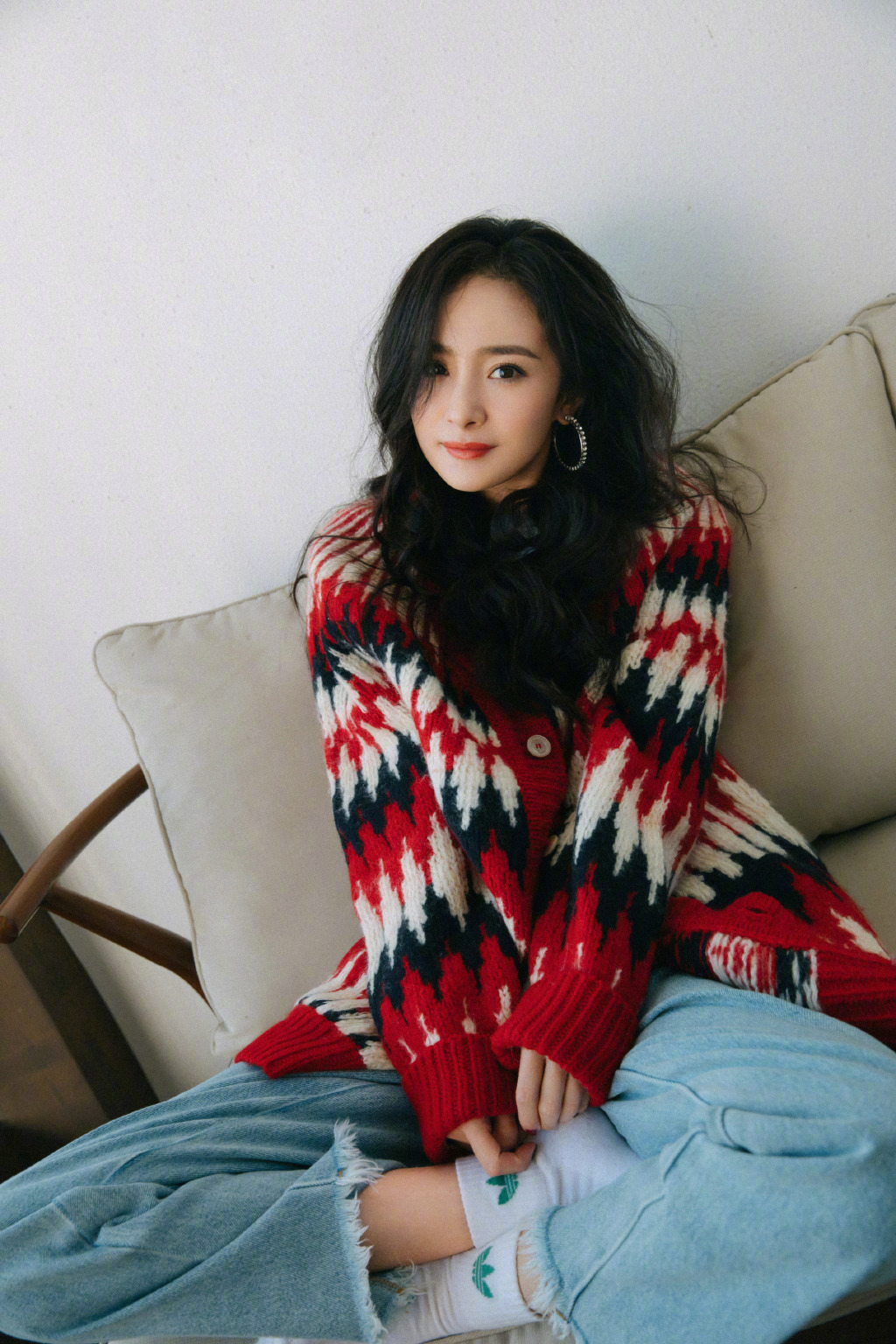 杨幂的冬季穿搭造型真洋气，穿毛衣内搭T恤，结