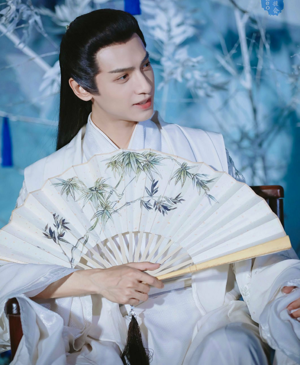 《月上重火》海報(bào)出爐，羅云熙一個(gè)手勢(shì)太扎眼！粉絲調(diào)侃：他牙疼