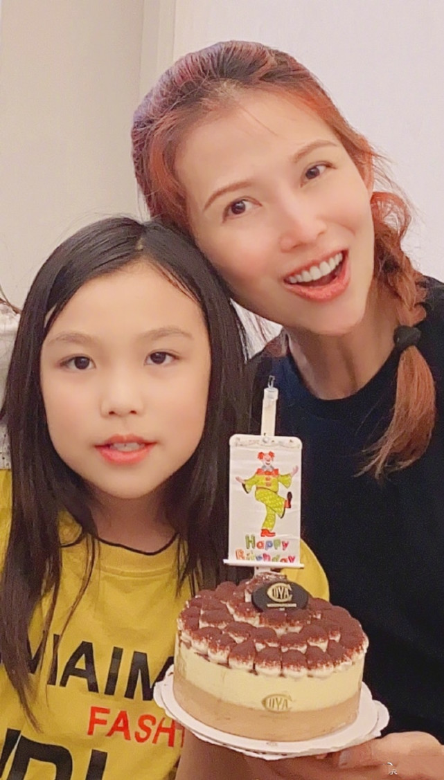 蔡少芬張晉慶愛女滿10歲，一家五口幸福同框，三胎兒子被迫營業