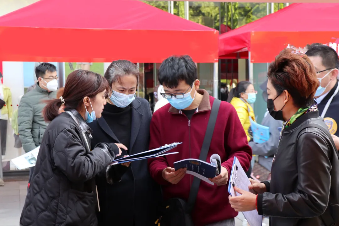 中招咨询会，老师家长共行动