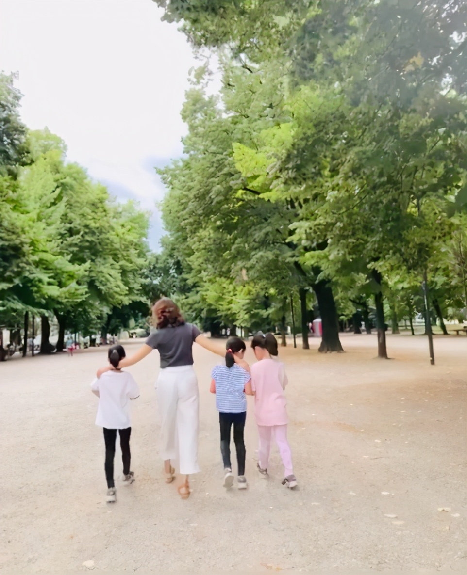 黎姿週末與女兒們遠足，母女四人同框超溫馨，三姐妹個頭快一樣高