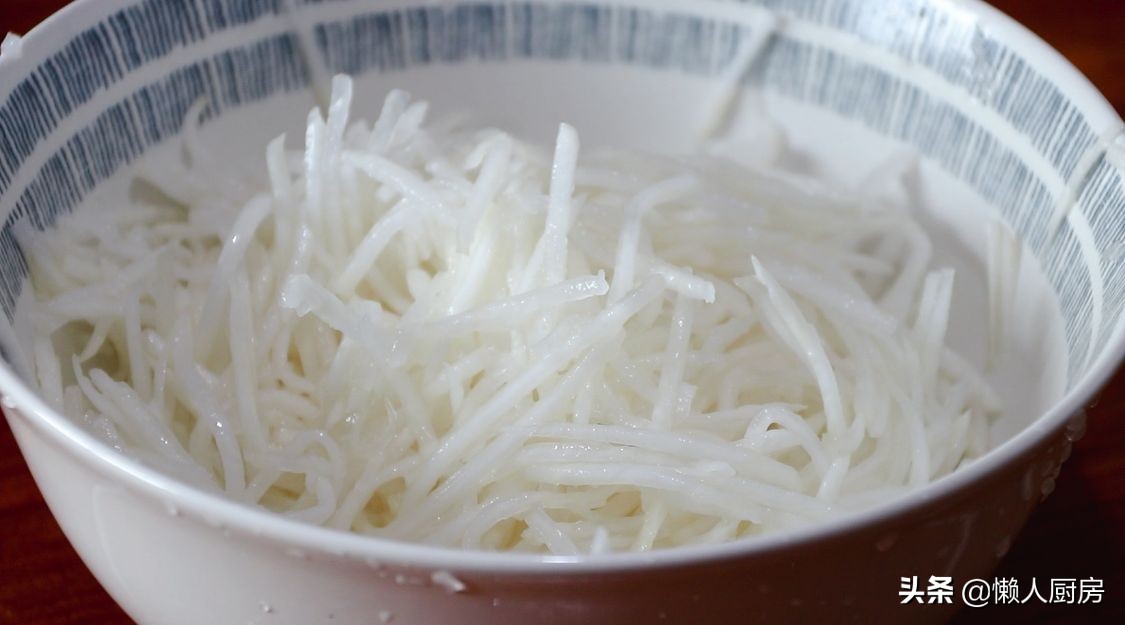 雞脯肉做丸子吃著太柴，加點白蘿蔔和它，丸子軟嫩，下鍋不容易散