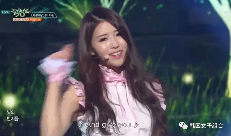 被称赞的职业精神,韧带撕裂却一直表演到最后的这位女团爱豆