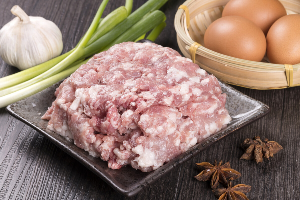 调制肉馅很简单，制作时多加两样调料，又鲜又嫩还多汁