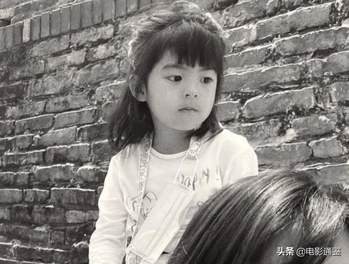 賈靜雯女兒戶外合影，5歲姐姐越長越清秀，見到3歲波妞心動了