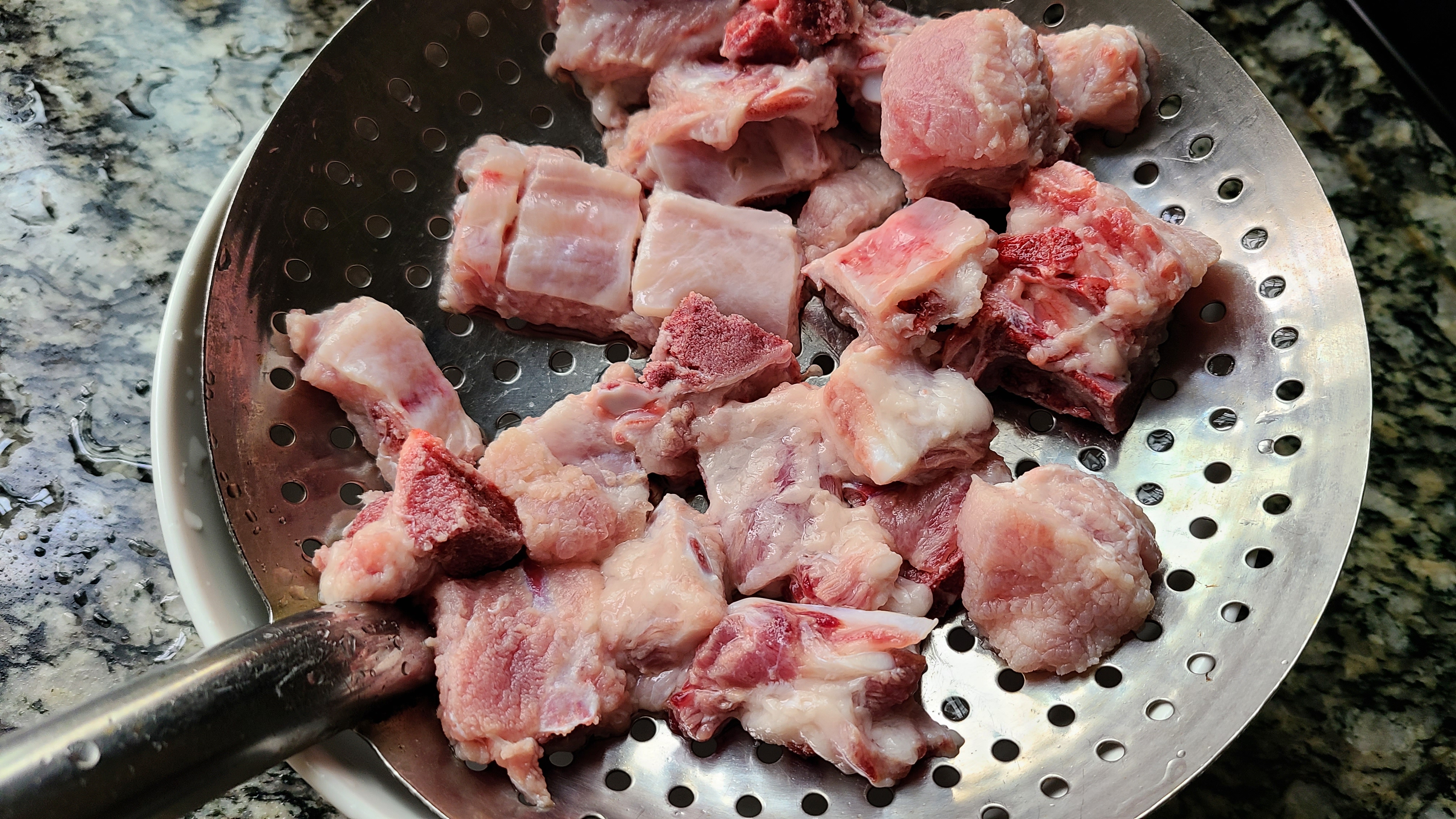 酸甜排骨的做法，學會了這道家常菜，家里人都喜歡吃，太香了