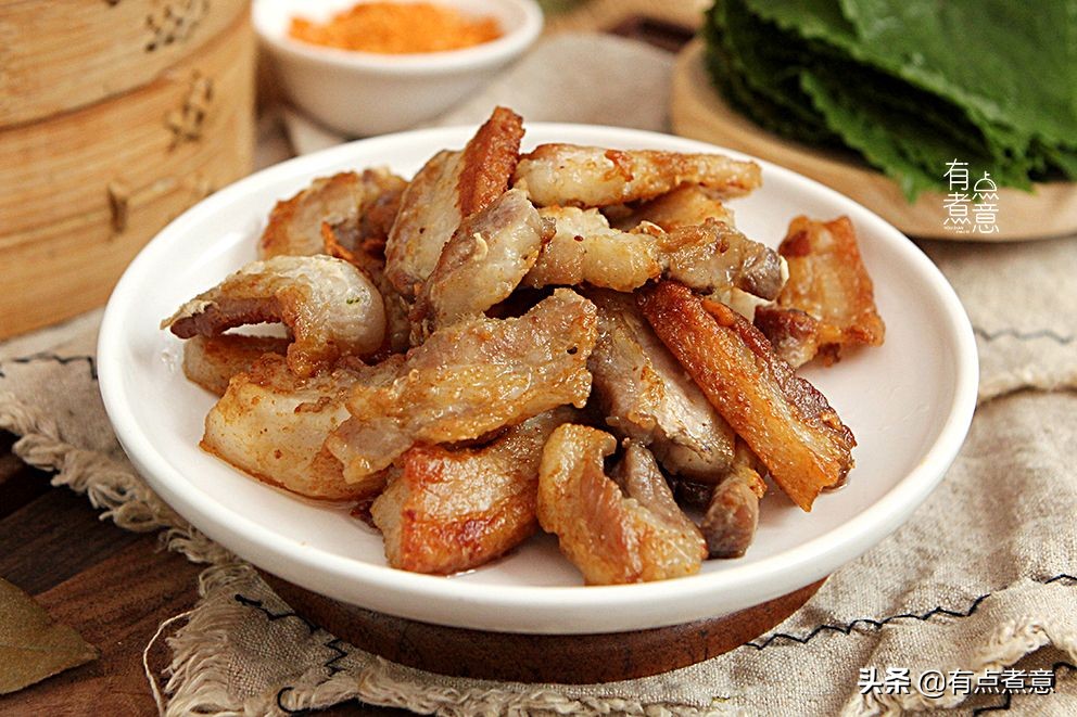 五花肉買來不炒不燉，拿葉子包起來，清香不油膩，下酒下飯真過癮