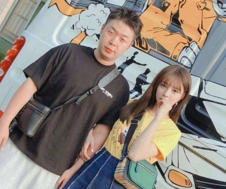 发文配图是否先放女友？杜海涛做法引争议，沈