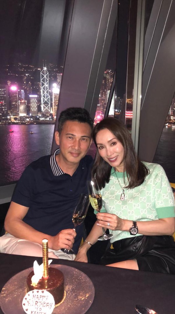 郭可盈三姐弟罕見同框，小妹罕露面，剪寸頭似男生顏值差別太大