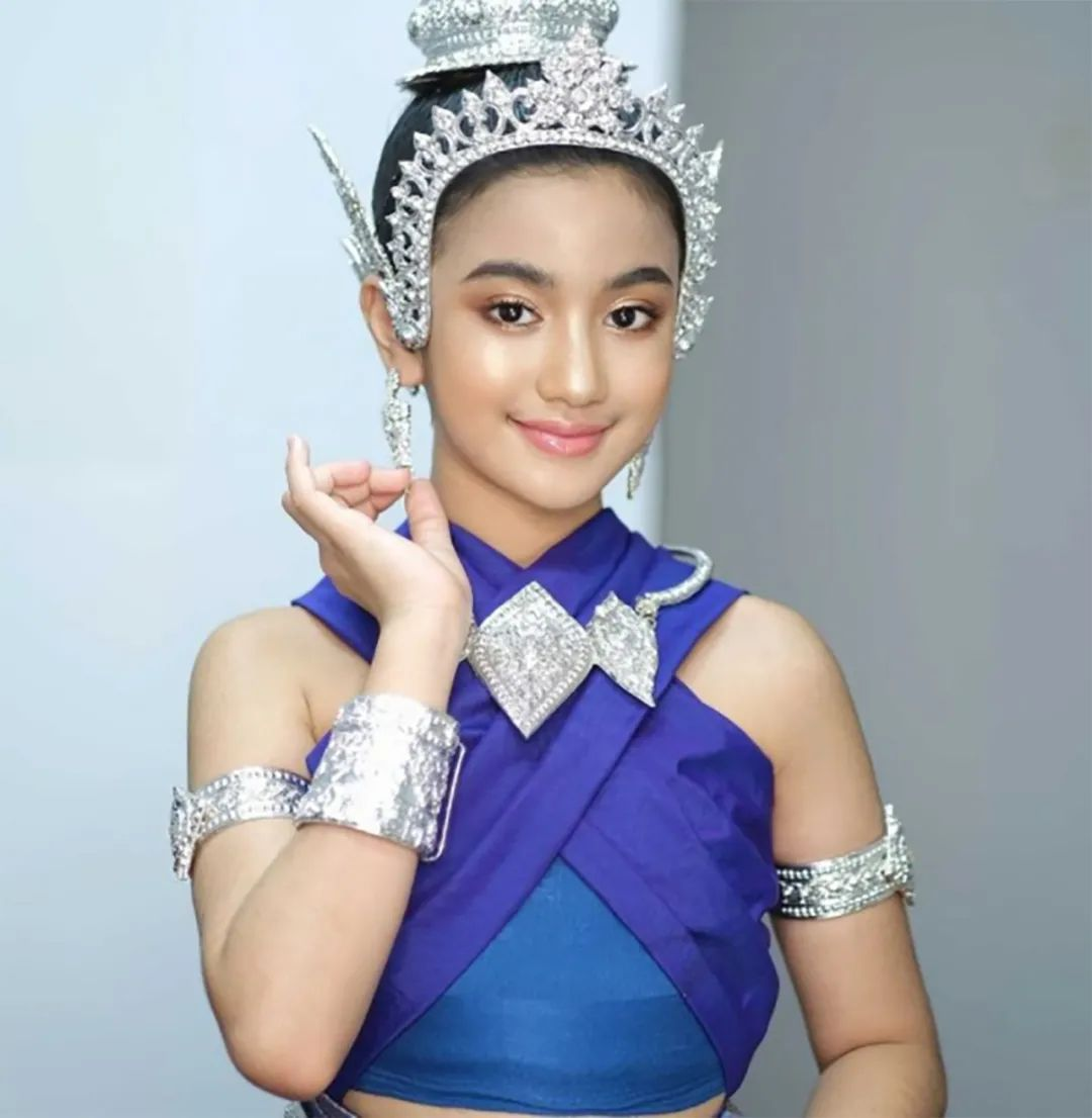 10岁柬埔寨公主真惊艳，俩公主来中国留学，比凯特女儿夏洛特还美