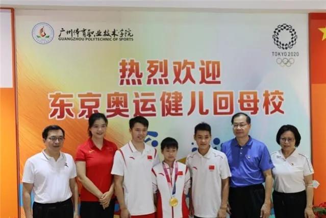今非昔比！全红婵回母校场面热烈，被领导“围观”，幸好有师哥在