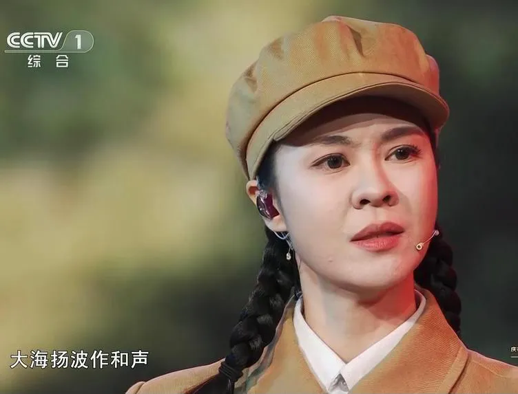 七一晚会女星:杨紫眼含热泪,高圆圆戴安全帽