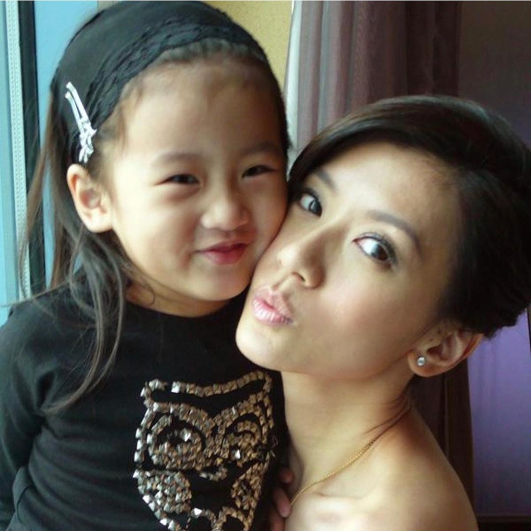 賈靜雯因疫情反彈在家享天倫之樂，給3個女兒扎同款髮型溫情滿滿